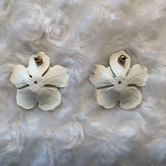 White Flower Stud Earrings - Picture 3 of 5